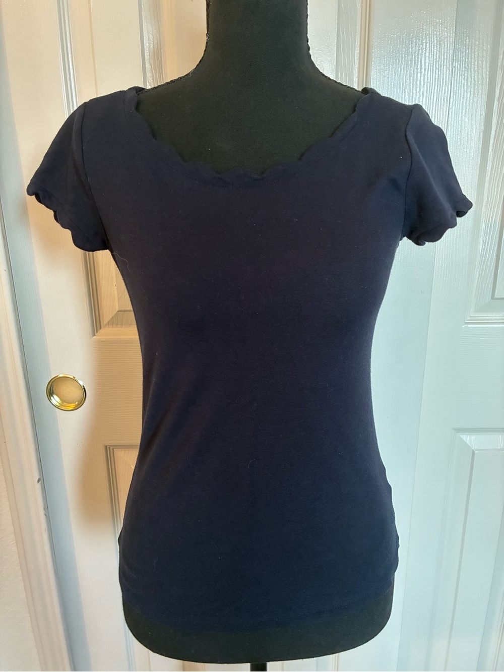 T Tahari Navy Scalloped Scoop Short Sleeve Top